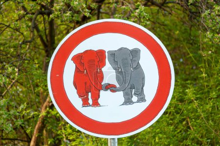 Foto de Schwalbach, Alemania - 11 de abril de 2011: señal prohibida elefantes enamorados en la entrada de un parque. - Imagen libre de derechos