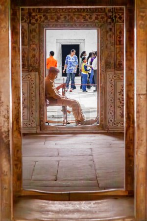 Téléchargez les photos : New Delhi, Inde - 9 novembre 2011 : Une garde prête attention à la Salle d'audience privée ou Diwan I Khas au Lal Qila ou Fort Rouge à Delhi, en Inde. - en image libre de droit
