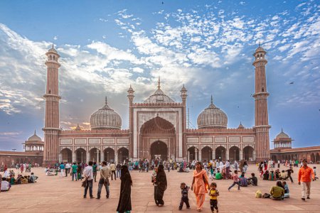 Téléchargez les photos : New Delhi, Inde - 9 novembre 2011 : les gens aiment visiter la mosquée Jama Masjid, vieille Delhi, Inde. - en image libre de droit