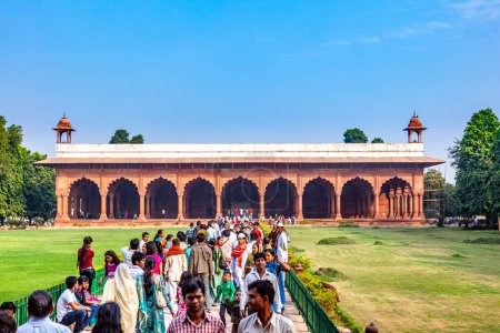 Foto de Nueva Delhi, India - 9 de noviembre de 2011: la gente visita el Fuerte Rojo en Delhi, India. El Fuerte Rojo es un complejo del siglo XVII y fue declarado Patrimonio de la Humanidad por la UNESCO en 2007.. - Imagen libre de derechos