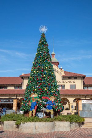 Téléchargez les photos : Fort Worth, États-Unis - 4 novembre 2023 : arbre de Noël décoré dans les parcs à bétail de Fort Worth, États-Unis, - en image libre de droit