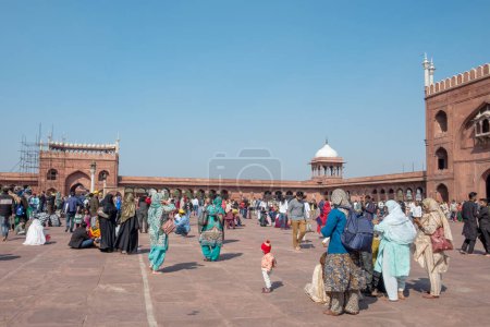 Téléchargez les photos : New Delhi, Inde - 9 février 2024 : les gens évissent Jama Masjid à New Delhi, la mosquée la plus importante en Inde. - en image libre de droit