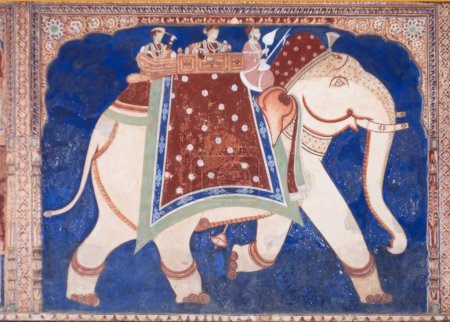Téléchargez les photos : Mandawa, Inde - 11 février 2024 : Peinture murale colorée d'un éléphant dans un haveli, la maison indienne traditionnelle de Mandawa. - en image libre de droit