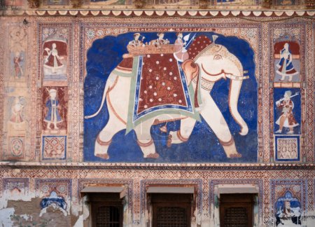 Foto de Mandawa, India - 11 de febrero de 2024: Colorido mural de un elefante en un haveli, la casa tradicional india en Mandawa. - Imagen libre de derechos