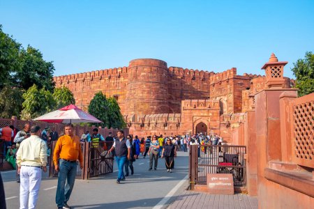 Téléchargez les photos : Agra, Inde - 20 février 2024 : les gens aiment visiter le fort rouge à Agra, Inde. - en image libre de droit