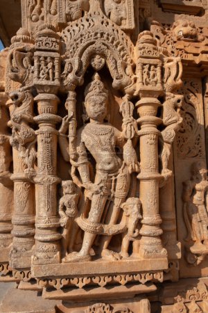 Téléchargez les photos : Ancien bas-relief du célèbre temple Neminath Jain à Ranakpur, État du Rajasthan en Inde - en image libre de droit