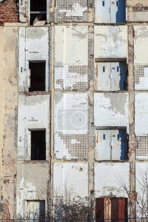 Foto de Antiguo sitio industrial abandonado dañado en Allach, Múnich con restos de habitaciones reconocibles en la pared - Imagen libre de derechos