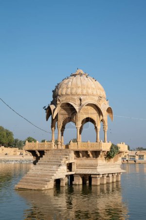 Téléchargez les photos : Le lac Gadsisar Sagar avec des bâtiments historiques a été construit en 1367 par Maharaja Gadsi Singh pour stocker l'eau de pluie et assurer un approvisionnement régulier en eau pour la ville de Jaisalmer, Inde - en image libre de droit