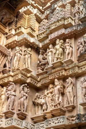 Foto de El templo de Ranakpur en Pali, Rajasthan, se dedica a Jain Tirthankara Rishabhanatha. Este templo es famoso por escenas de amor experimentales y otras prácticas sexuales en los paneles de las paredes del templo. - Imagen libre de derechos