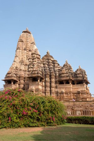 Téléchargez les photos : Le Temple Ranakpur à Pali, Rajasthan, est dédié à Jain Tirthankara Rishabhanatha. Ce temple est célèbre pour des scènes d'amour expérimentales et d'autres pratiques sexuelles sur les panneaux des murs du temple - en image libre de droit