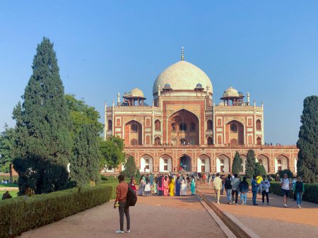 Foto de Nueva Delhi, Estados Unidos - 9 de febrero de 2024: la gente visita la tumba de Humayun en Nueva Delhi, India - Imagen libre de derechos