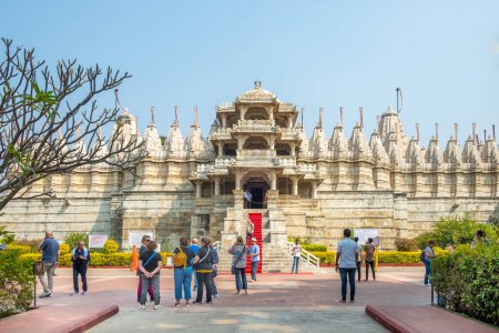 Téléchargez les photos : Ranakpur, Inde - 15 février 2024 : Visiteurs du temple Jain à Ranakpur, État du Rajasthan, Inde - en image libre de droit