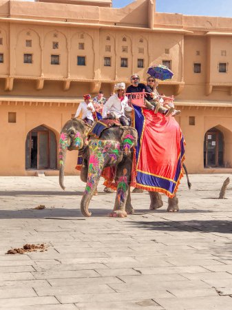 Téléchargez les photos : Jaipur, Indis - 19 février 2024 : les touristes profitent de la promenade sur l'Elepkant guidée par un mahout à la ville de Jaipur, en Inde. - en image libre de droit