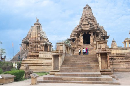 Téléchargez les photos : Ranakphur, Inde - 23 février 2024 : le temple Ranakpur de Pali, Rajasthan, est dédié à Jain Tirthankara Rishabhanatha. Ce temple est célèbre pour ses scènes d'amour sur les panneaux des murs du temple. - en image libre de droit