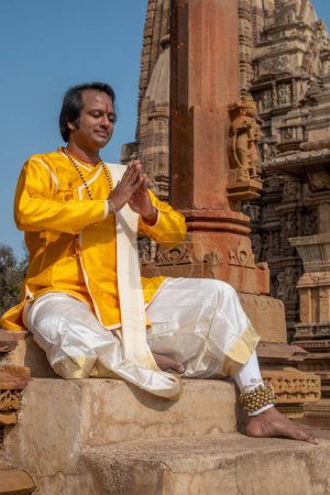Foto de Raknapur, India - 1 de marzo de 2024: el hombre posa frente al Templo de Jain Ranakpur en Pali, Rajastán. Este templo es famoso por el amor experimental hacer escenas y prácticas eróticas en los paneles de las paredes del templo. - Imagen libre de derechos