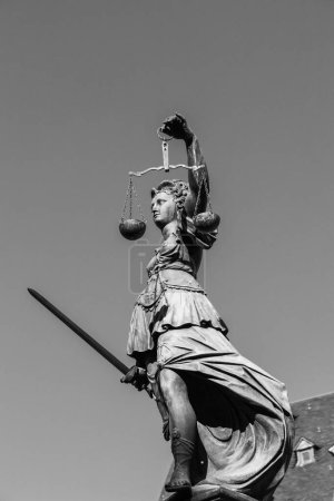 Téléchargez les photos : Statue de Lady Justice devant le Romer à Francfort - Allemagne - en image libre de droit
