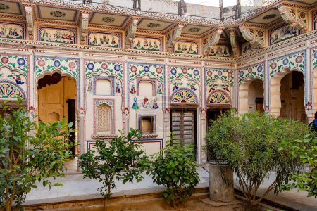 pinturas coloridas históricas en un Haweli, una antigua casa de empresarios, en Mandawa, India