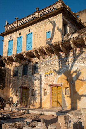 Téléchargez les photos : Peintures colorées historiques à Haweli, une vieille maison d'affaires, à Mandawa, en Inde - en image libre de droit