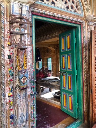 colorido decorado pintoresco puerta de un antiguo edificio en Mandawa, India