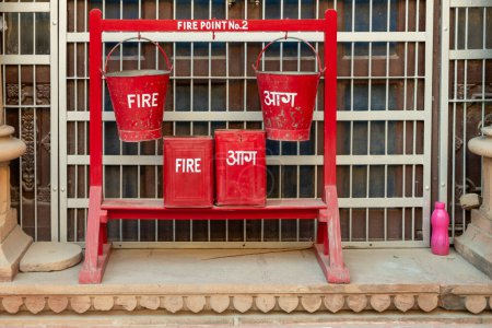 Feuereimer in rot mit Sand gefüllt, um Feuer in Indien zu verhindern