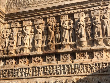 Téléchargez les photos : Le Temple Ranakpur à Pali, Rajasthan, est dédié à Jain Tirthankara Rishabhanatha. Ce temple est célèbre pour des scènes d'amour expérimentales et d'autres pratiques sexuelles sur les panneaux des murs du temple - en image libre de droit