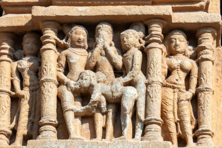 Foto de El templo de Ranakpur en Pali, Rajasthan, se dedica a Jain Tirthankara Rishabhanatha. Este templo es famoso por escenas de amor experimentales y otras prácticas sexuales en los paneles de las paredes del templo. - Imagen libre de derechos