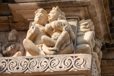 el templo de Ranakpur en Pali, Rajasthan, se dedica a Jain Tirthankara Rishabhanatha. Este templo es famoso por las prácticas sexuales en los paneles de las paredes del templo