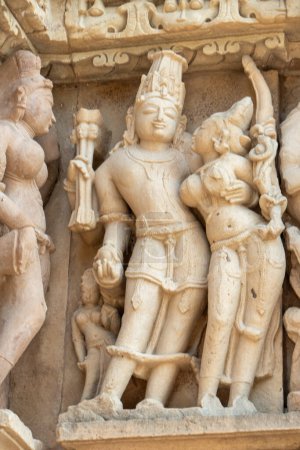 Foto de El templo de Ranakpur en Pali, Rajasthan, se dedica a Jain Tirthankara Rishabhanatha. Este templo es famoso por las prácticas sexuales en los paneles de las paredes del templo - Imagen libre de derechos