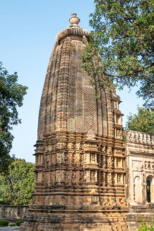 Téléchargez les photos : Le Temple Ranakpur à Pali, Rajasthan, est dédié à Jain Tirthankara Rishabhanatha. Ce temple est célèbre pour les pratiques sexuelles sur les panneaux des murs du temple - en image libre de droit