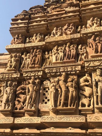 el templo de Ranakpur en Pali, Rajasthan, se dedica a Jain Tirthankara Rishabhanatha. Este templo es famoso por escenas de amor experimentales y otras prácticas sexuales en los paneles de las paredes del templo.