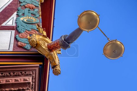 Téléchargez les photos : L'échelle d'or dans la vieille ville de Francfort, à la façade d'un ancien café - en image libre de droit