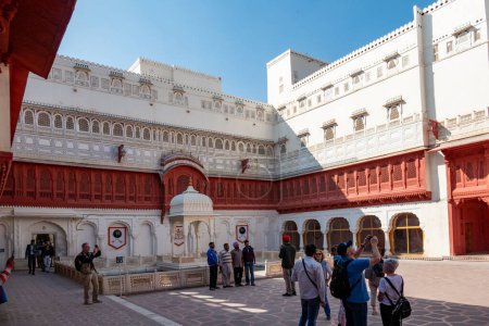 Téléchargez les photos : Bikaner, Inde - 2 février 2024 : les gens visitent Karan Mahal Public Audience Hall dans Junagarh Fort à Bikaner, Rajasthan, Inde - en image libre de droit