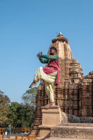 Téléchargez les photos : Raknapur, Inde - 1er mars 2024 : l'homme pose devant le temple Jain Ranakpur à Pali, Rajasthan. Ce temple est célèbre pour l'amour expérimental faire des scènes et des pratiques érotiques sur les panneaux des murs du temple. - en image libre de droit