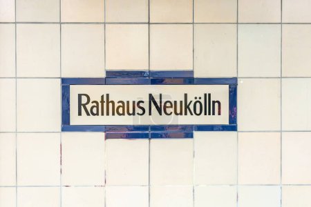 U-Bahnbeschilderung Neukölln - Neu-Köln - an der U-Bahn in Berlin, Deutschland