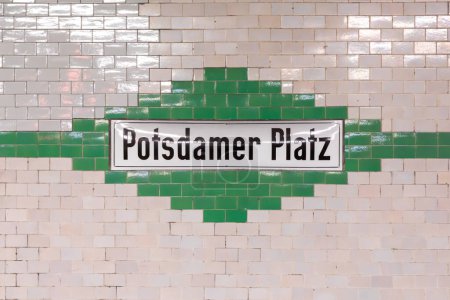 Téléchargez les photos : Signalisation Potsdamer Platz - engl. Potsdam Square - à la station de métro de Berlin, Allemagne - en image libre de droit