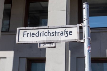 Foto de Nombre de la calle signo Friedrichstrasse como símbolo de la antigua parte de la RDA de Berlín, Alemania - Imagen libre de derechos