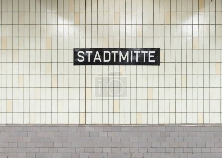 Téléchargez les photos : Signalisation Stadtmitte à la station de métro à Berlin, Allemagne - en image libre de droit