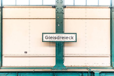 Téléchargez les photos : Signalisation station de métro Gleisdreieck - carré de rails - au métro à Berlin, Allemagne - en image libre de droit