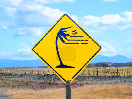 Téléchargez les photos : Panneau d'avertissement de vent en Patagonie dans la rue touristique - en image libre de droit