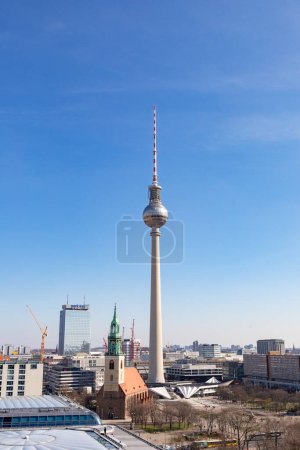 Skyline von Berlin mit Blick auf den Fernsehturm von der Kuppelplattform