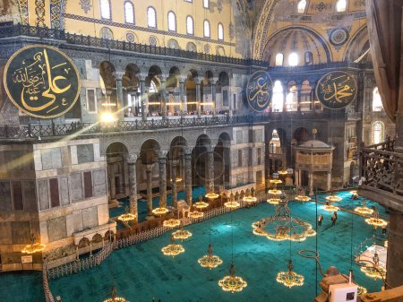 Foto de Estambul, Turquía - 30 de marzo de 2024: dentro de Hagia Sofia en Estambul con espectaculares cúpulas y pinturas. - Imagen libre de derechos