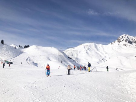 Foto de Lech, Austria - 30 de enero de 2024: la gente disfruta esquiando en los Alpes austriacos en Lech, Arlberg. - Imagen libre de derechos