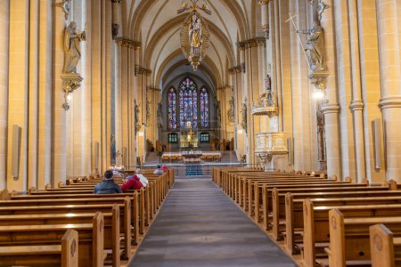 Téléchargez les photos : Paderborn, Allemagne - 13 mars 2024 : à l'intérieur de la cathédrale de Paderborn avec vue sur le chœur de la cathédrale et l'autel. - en image libre de droit