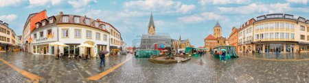Téléchargez les photos : Paderborn, Allemagne - 13 mars 2024 : vue panoramique panoramique sur la cathédrale et la place du marché à Paderborn par temps pluvieux. - en image libre de droit