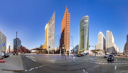 Foto de Berlín, Alemania - 19 de marzo de 2024: amanecer en la plaza Potsdam - Potsdamer Platz - en Alemania con rascacielos modernos - Imagen libre de derechos