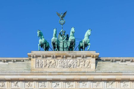 Foto de Berlín, Alemania - 19 de marzo de 2024: famosa Quadriga histórica en la Puerta de Brandeburgo en Berlín - Imagen libre de derechos