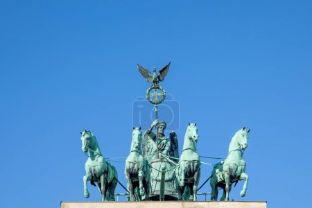 Foto de Berlín, Alemania - 19 de marzo de 2024: famosa Quadriga histórica en la Puerta de Brandeburgo en Berlín - Imagen libre de derechos