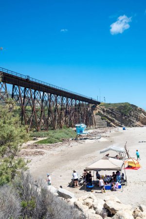 Foto de Gaviota, Estados Unidos - 21 de abril de 2019: la gente disfruta de la playa en el viejo puente ferroviario en Gaviota en cabrillo Highway, California Highway no 1, Estados Unidos - Imagen libre de derechos