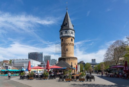 Foto de Frankfurt, Alemania - 6 de abril de 2024: antigua torre de vigilancia Bockenheimer Warte, un hito de Frankfurt. Hesse, Alemania - Imagen libre de derechos