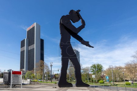 Téléchargez les photos : Francfort, Allemagne - 6 avril 2024 : Sculpture cinétique "Hammering Man" par Jonathan Borofsky près de Francfort Messe zone d'exposition est de 21 m de haut avec un bras périodiquement mobile tenant marteau. - en image libre de droit